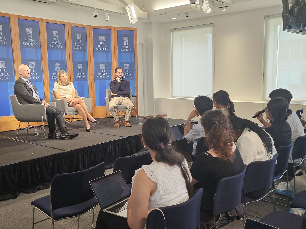koreasociety's tweet image. On July 23, The Korea Society hosted Sean King & @emmachanlettave in conversation with @jcorrado1953 on U.S.-Korea-Japan ties. They spoke to 24 #KASC18 delegates—students from Korea & the U.S. exploring intl. relations after a study tour in Seoul & stop in NYC!