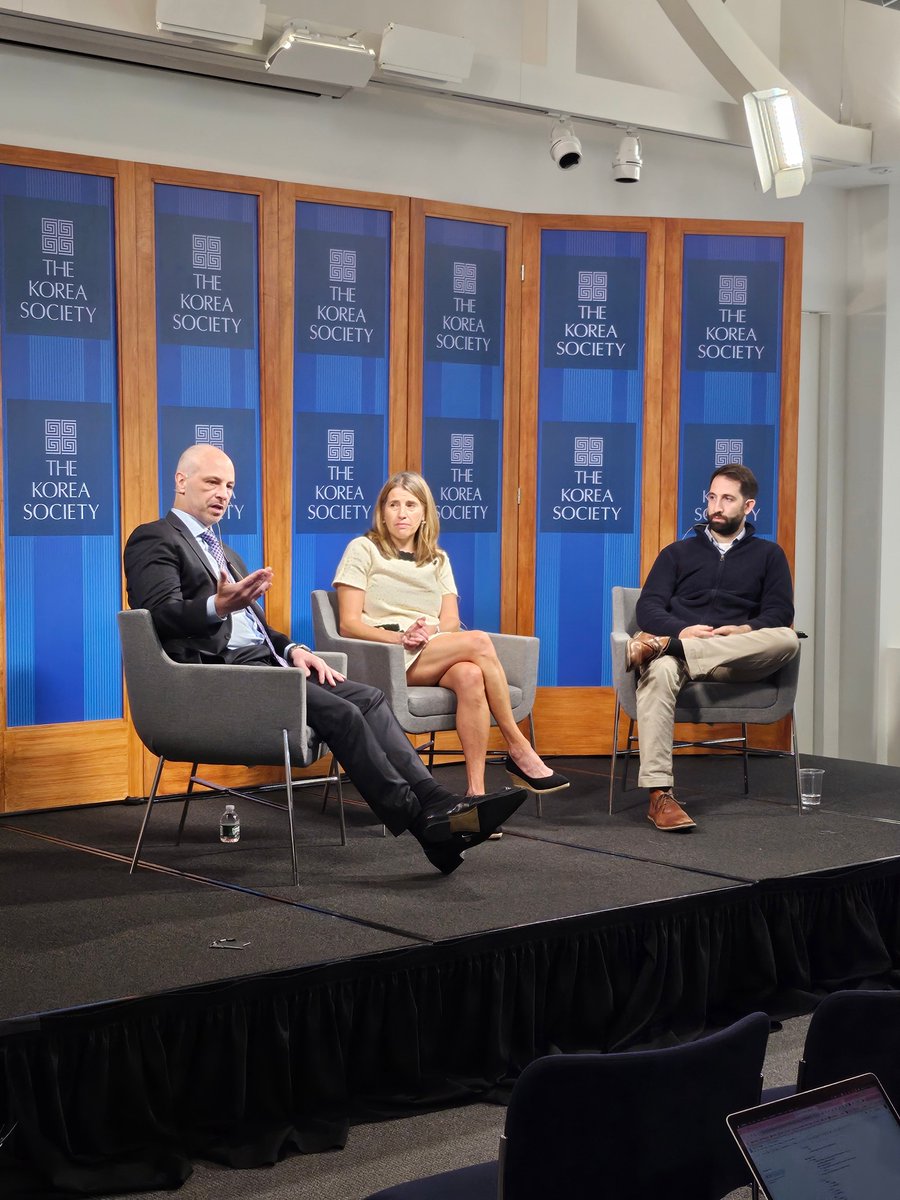 koreasociety's tweet image. On July 23, The Korea Society hosted Sean King & @emmachanlettave in conversation with @jcorrado1953 on U.S.-Korea-Japan ties. They spoke to 24 #KASC18 delegates—students from Korea & the U.S. exploring intl. relations after a study tour in Seoul & stop in NYC!