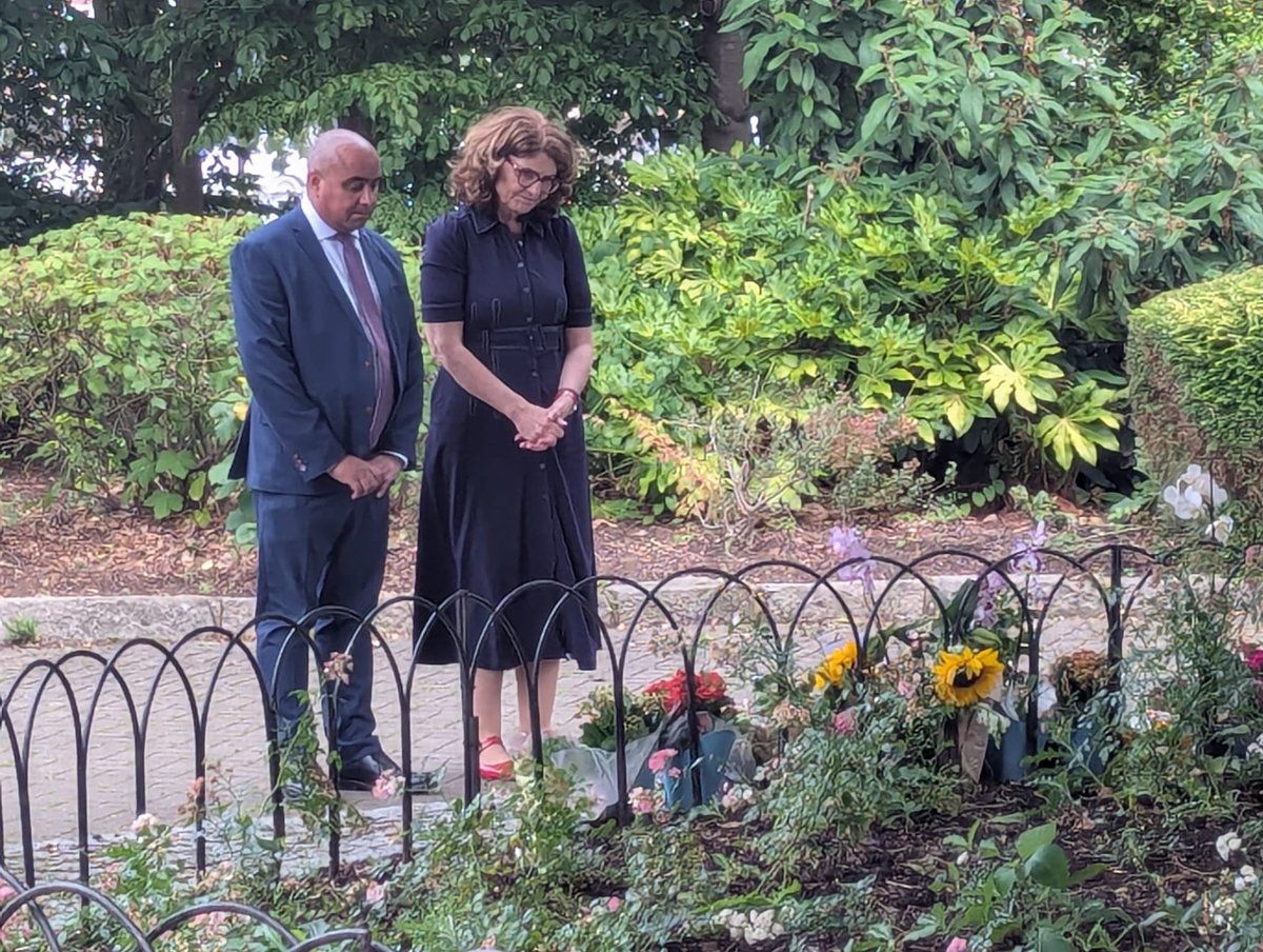 DavidBSampson's tweet image. Whilst @DianaJohnsonMP was in Southend she spent time thanking the emergency services who responded to our two recent tragedies, the death of Leonna Ruka in Chalkwell Park and the plane crash at the Airport.
She also laid flowers at both locations on behalf of the Government.