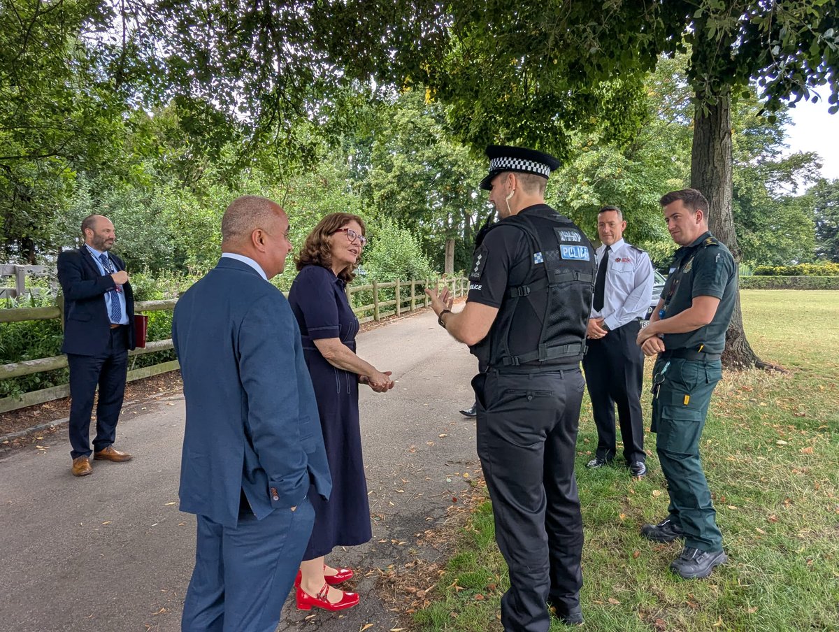 DavidBSampson's tweet image. Whilst @DianaJohnsonMP was in Southend she spent time thanking the emergency services who responded to our two recent tragedies, the death of Leonna Ruka in Chalkwell Park and the plane crash at the Airport.
She also laid flowers at both locations on behalf of the Government.