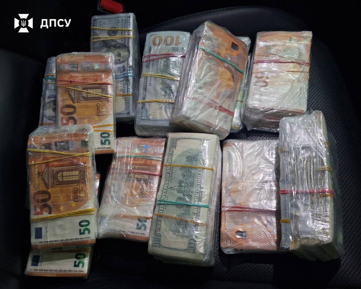 DPSU_ua's tweet image. 💵 На Одещині прикордонники Білгород-Дністровського загону зупинили громадянина, який намагався таємно перевезти за кордон €100 000 та $160 000 готівкою.
У спробі уникнути контролю він сховав гроші в одному з елементів салону своєї Toyota. Тепер і авто, і кошти вилучені.