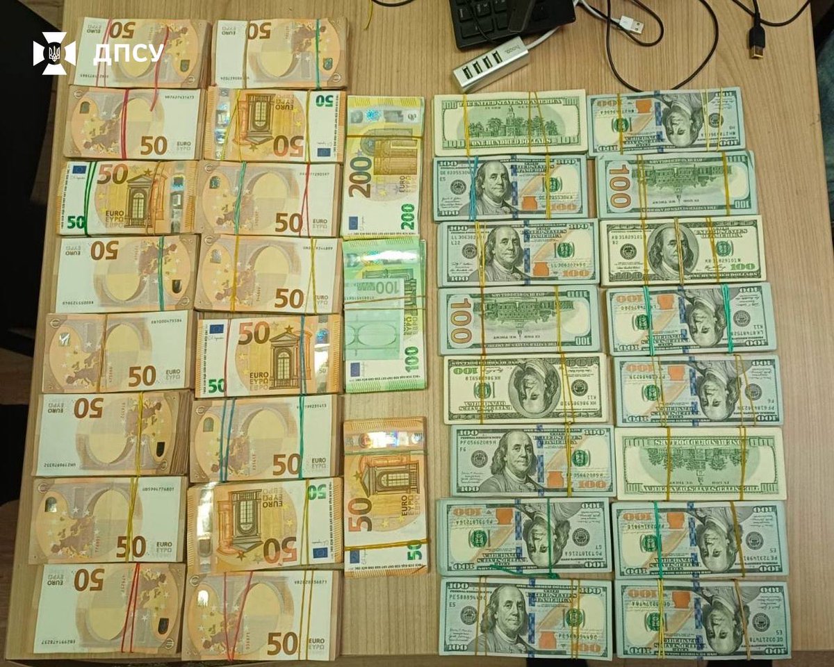 DPSU_ua's tweet image. 💵 На Одещині прикордонники Білгород-Дністровського загону зупинили громадянина, який намагався таємно перевезти за кордон €100 000 та $160 000 готівкою.
У спробі уникнути контролю він сховав гроші в одному з елементів салону своєї Toyota. Тепер і авто, і кошти вилучені.