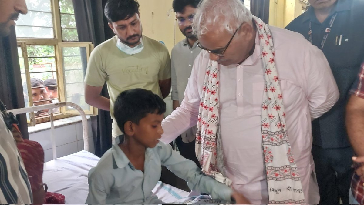 madandilawar's tweet image. झालावाड़ जिले के पीपलोदी गांव में विद्यालय की छत गिरने से हुई हृदयविदारक दुर्घटना में घायल हुए बच्चों की मनोहर थाना के सामुदायिक स्वास्थ्य केंद्र पहुंचकर कुशलक्षेम पूछी।
इस दौरान चिकित्सकों से बच्चों की स्वास्थ्य स्थिति की जानकारी प्राप्त कर बच्चों के समुचित उपचार सुनिश्चित करने…