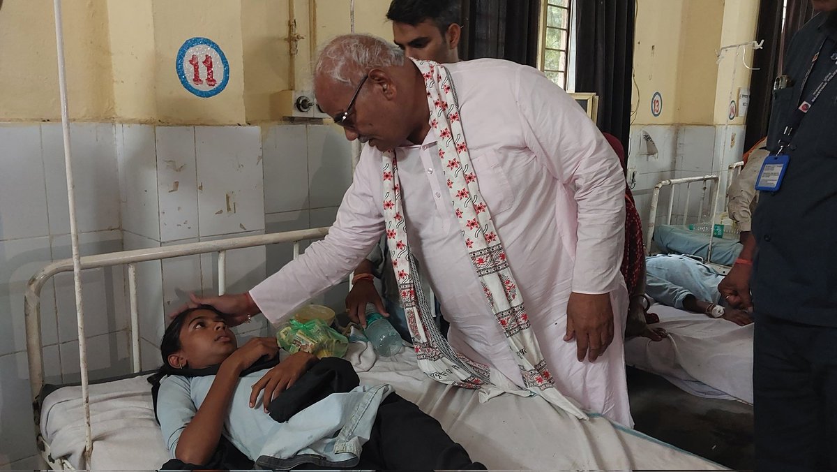 madandilawar's tweet image. झालावाड़ जिले के पीपलोदी गांव में विद्यालय की छत गिरने से हुई हृदयविदारक दुर्घटना में घायल हुए बच्चों की मनोहर थाना के सामुदायिक स्वास्थ्य केंद्र पहुंचकर कुशलक्षेम पूछी।
इस दौरान चिकित्सकों से बच्चों की स्वास्थ्य स्थिति की जानकारी प्राप्त कर बच्चों के समुचित उपचार सुनिश्चित करने…