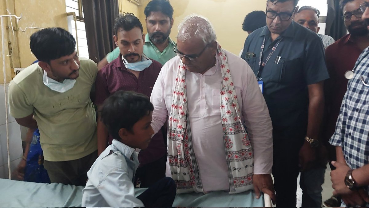 madandilawar's tweet image. झालावाड़ जिले के पीपलोदी गांव में विद्यालय की छत गिरने से हुई हृदयविदारक दुर्घटना में घायल हुए बच्चों की मनोहर थाना के सामुदायिक स्वास्थ्य केंद्र पहुंचकर कुशलक्षेम पूछी।
इस दौरान चिकित्सकों से बच्चों की स्वास्थ्य स्थिति की जानकारी प्राप्त कर बच्चों के समुचित उपचार सुनिश्चित करने…