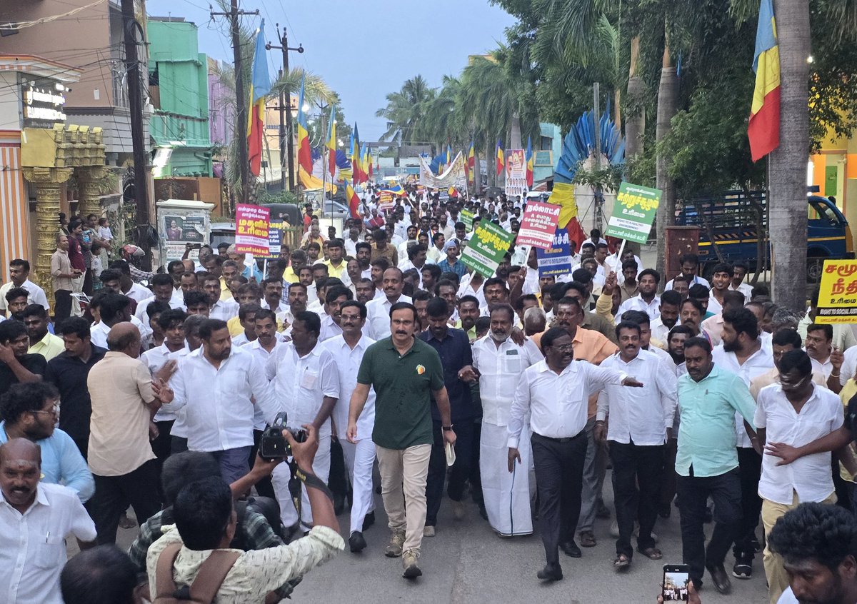 draramadoss's tweet photo. "உரிமை மீட்க… தலைமுறை காக்க’" என்ற, தமிழக மக்கள் உரிமை மீட்பு முதல் நாள் பயணத்தை திருப்போரூரில் தொடங்கிய போது.!

10 வகையான அடிப்படை உரிமைகளை மீட்டெடுத்து, தமிழ்நாட்டு மக்களுக்கு வழங்க வேண்டும். அதன் மூலம் தமிழக மக்களுக்கு நல்லாட்சி கிடைக்க வழி செய்ய வேண்டும் என்ற உன்னத நோக்கத்துடன், தமிழக மக்கள் உரிமை மீட்புப் பயணம் என்ற தலைப்பில் நடைபயணத்தை இன்று செங்கல்பட்டு மாவட்டம், திருப்போரூரில் தொடங்கினேன். இதில் பாட்டாளி மக்கள் கட்சி தொண்டர்கள், வியாபாரிகள் தன்னார்வலர்கள் உள்ளிட்ட பொதுமக்கள் நடைபயணத்தில் பங்கேற்றனர்.!

#உரிமைமீட்க 
#தலைமுறைகாக்க