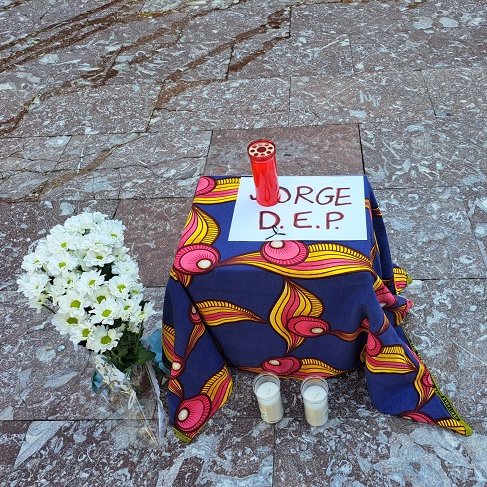 IndeGranada's tweet image. La Calle Mata pide recursos dignos para evitar más muertes de personas sin hogar
Con unas flores blancas, velas y su nombre en un sencillo cartel, la plataforma ha recordado a Jorge, fallecido en los últimos días en la calle en Granada
👇👇👇
elindependientedegranada.es/ciudadania/cal…