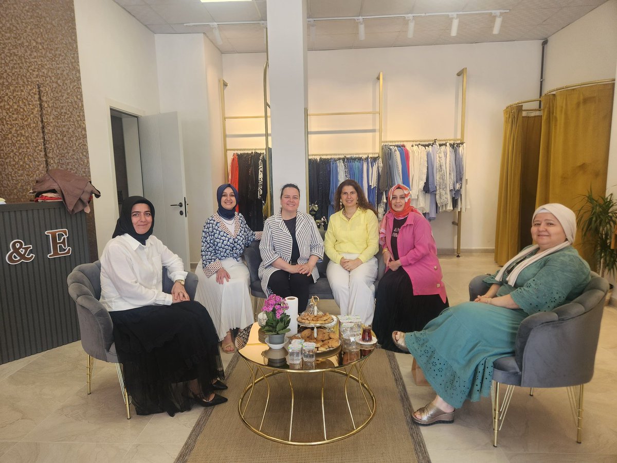 📍Denizli / Yenişafak Mahallesi

Kadın Kolları Başkanımız Münevver Tekaslan ile kadın girişimcilerimiz Aslı Ünal ve Elif Tuncer kardeşlerin birlikte açtığı FEMMORA Boutique A&amp;T’yi ziyaret ederek hayırlı olsun dileklerimizi ilettik.

Üreten, emek veren her kadın bu şehrin