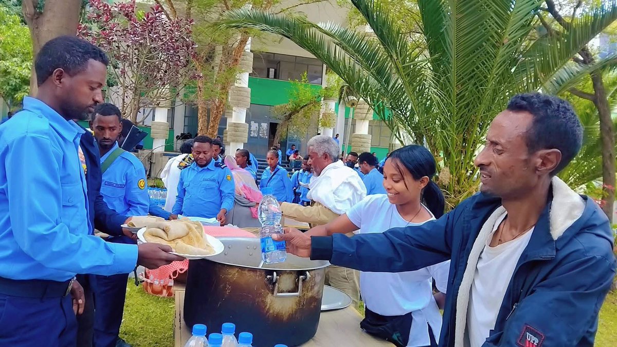 RayetayTdf05's tweet image. መኹረዒ ህዝቢ🌽 ራያ ራዩማ🌾 🫶
ካብ ሂሊ ደቂ ኣቦይ ጠራሮ”ትኣዝዙ”ኽዳን ፖልስ ትኻድኑ ጥይት ካጉርሰካ ድመፅአ ኣድማ በታኝ' ምሳሕ ኣብልዕኻ ኣስትኻይ ምስዳድ ጫፍ የዋህነትኻ ያርኢ።
ኣታ እዚ ህዝቢ እዚዶ ኣነ ይፈልጠልኻ፣ኣነ ቸቸ ክብለካ፣ንምታዳነኻ…