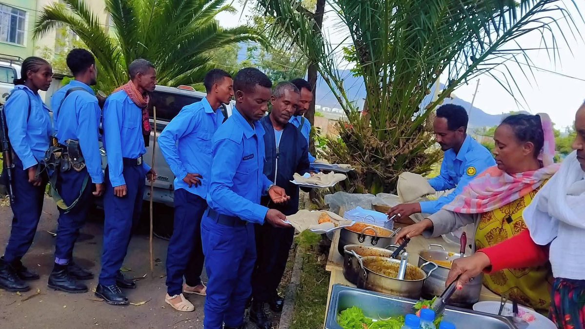 RayetayTdf05's tweet image. መኹረዒ ህዝቢ🌽 ራያ ራዩማ🌾 🫶
ካብ ሂሊ ደቂ ኣቦይ ጠራሮ”ትኣዝዙ”ኽዳን ፖልስ ትኻድኑ ጥይት ካጉርሰካ ድመፅአ ኣድማ በታኝ' ምሳሕ ኣብልዕኻ ኣስትኻይ ምስዳድ ጫፍ የዋህነትኻ ያርኢ።
ኣታ እዚ ህዝቢ እዚዶ ኣነ ይፈልጠልኻ፣ኣነ ቸቸ ክብለካ፣ንምታዳነኻ…
