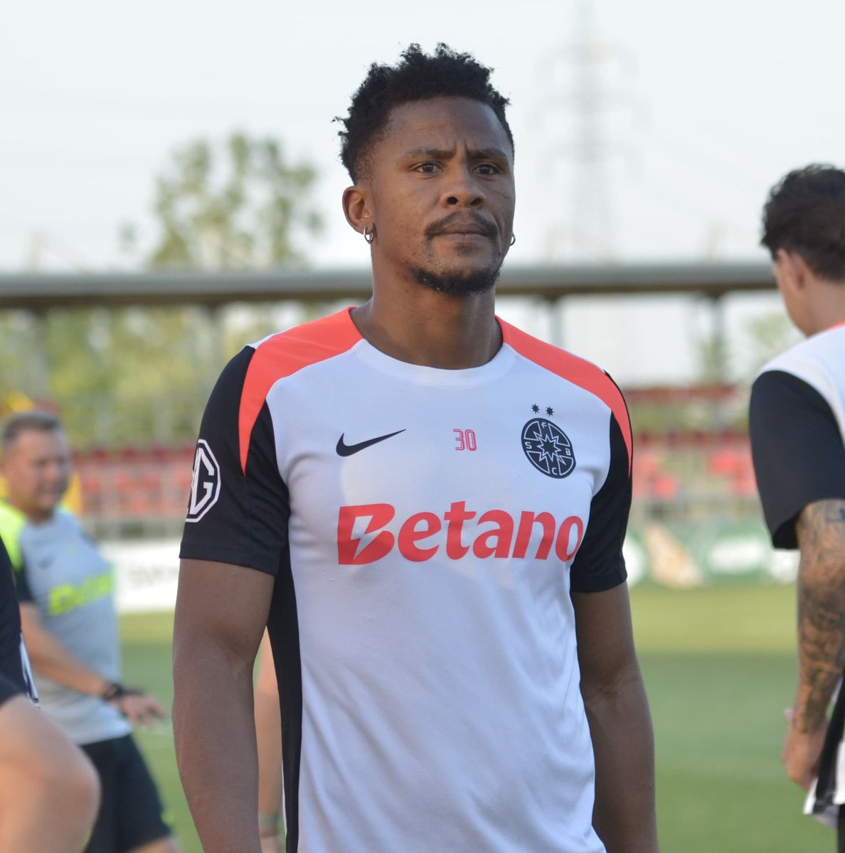 KickOffMagazine's tweet image. Following FCSB's 1-0 defeat to KF Shkendija, Siyabonga Ngezana and his teammates have come under fire, with one of the club's former players claiming that the central defenders are "no longer at the same level".
Read more: ow.ly/CN7N50Wv5At