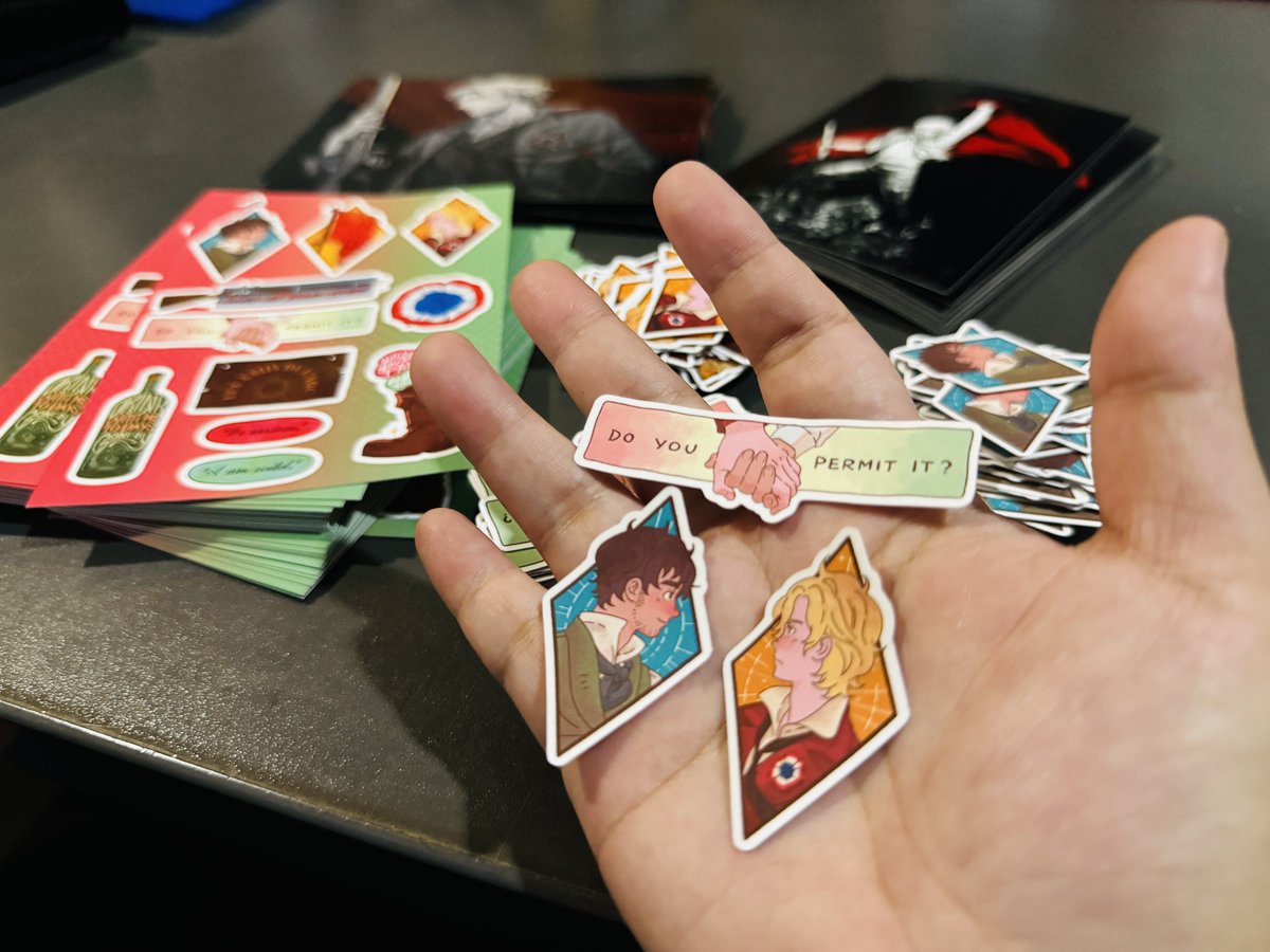 t00_Far's tweet image. รวมภาพ goods ที่จะขายงาน #CurtainCall_TH พรุ่งนี้ สติกเกอร์มันเทกซ์เจอร์ละมุนนิ้วมากเลยพี่ๆ 🥺 ขอเชิญมาร่วมสดุดีตำนานสมเด็จพระอองฌอลราส์ทรงยิงพระแสงปืนต้นข้ามแม่น้ำแซนได้ ณ B11-12 Burn The Night พระเจ้าค่า 🙏