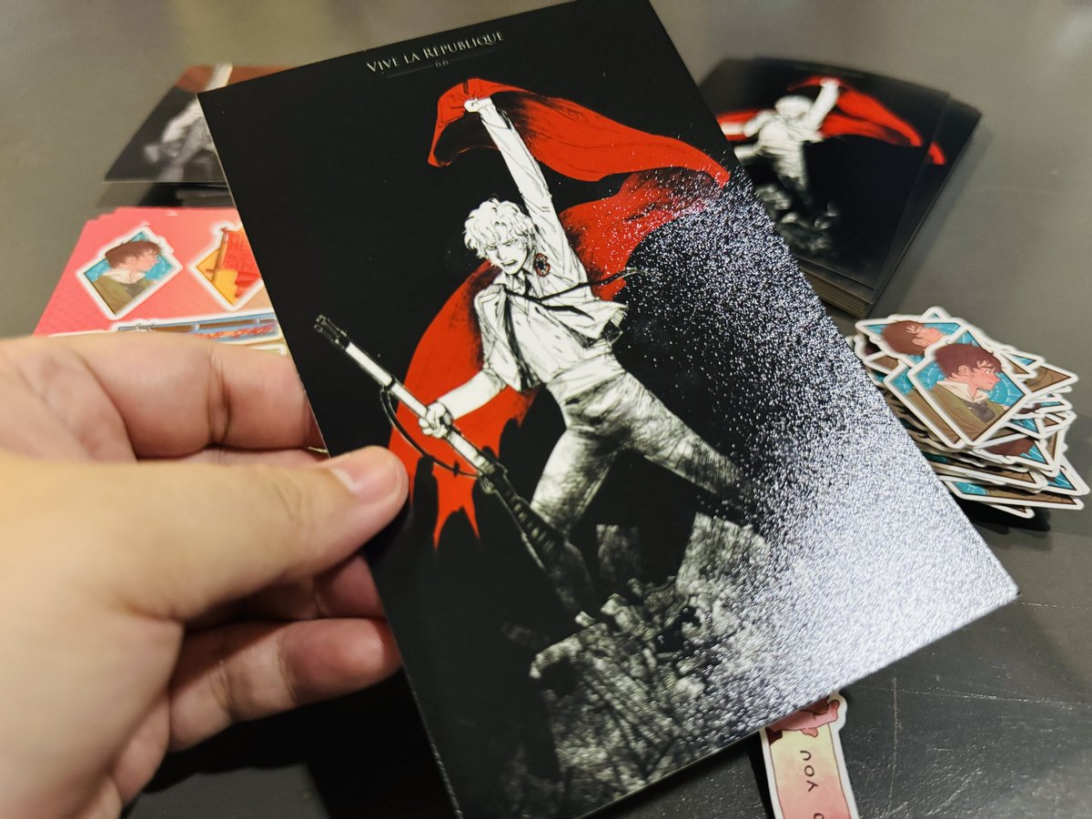 t00_Far's tweet image. รวมภาพ goods ที่จะขายงาน #CurtainCall_TH พรุ่งนี้ สติกเกอร์มันเทกซ์เจอร์ละมุนนิ้วมากเลยพี่ๆ 🥺 ขอเชิญมาร่วมสดุดีตำนานสมเด็จพระอองฌอลราส์ทรงยิงพระแสงปืนต้นข้ามแม่น้ำแซนได้ ณ B11-12 Burn The Night พระเจ้าค่า 🙏