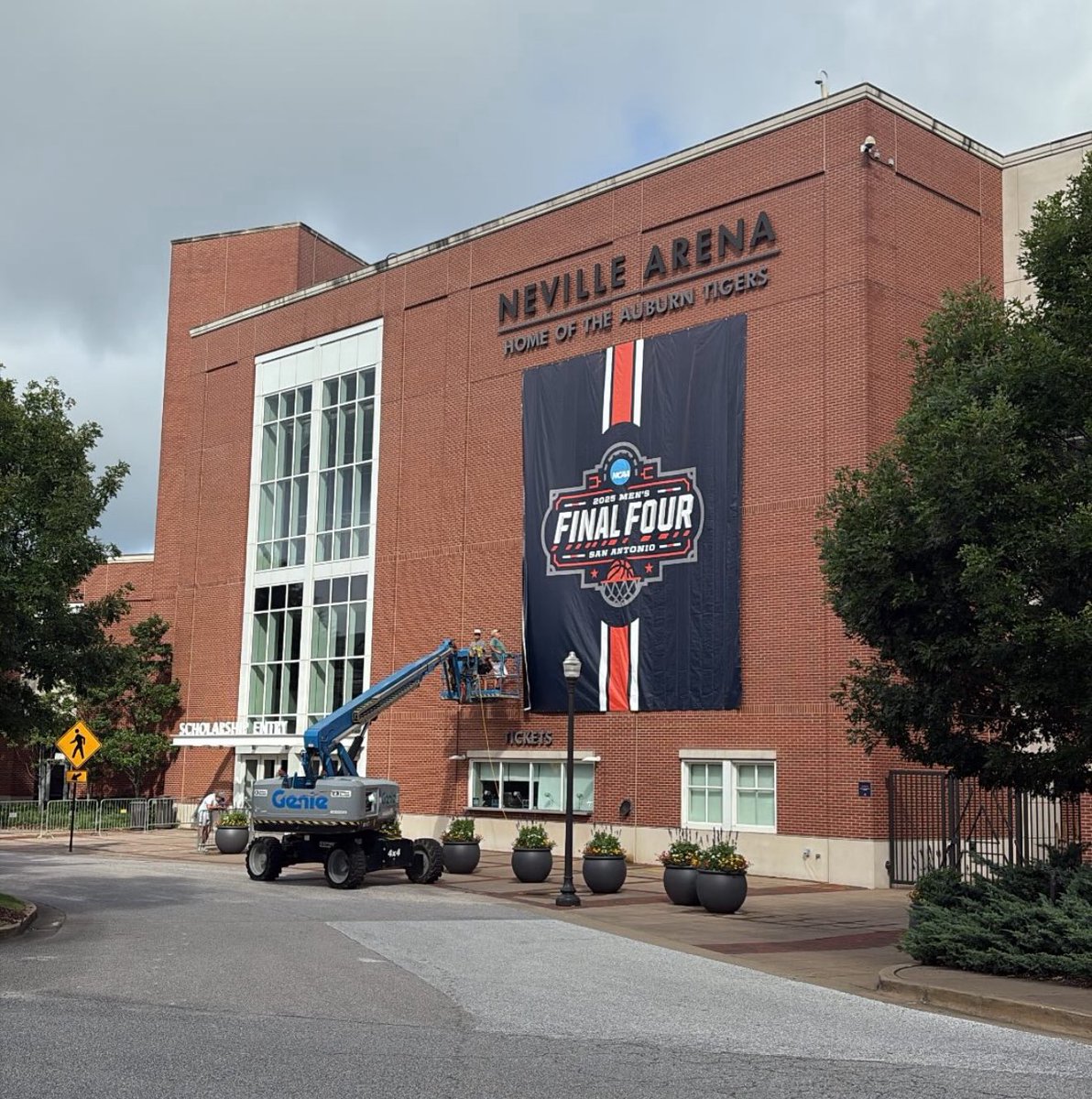 vincewolfram15's tweet image. A new banner now hangs outside Auburn’s Neville Arena.
The 2019 Final Four team held that spot with honor, and now the 2025 Final Four squad joins program history with a banner of its own.