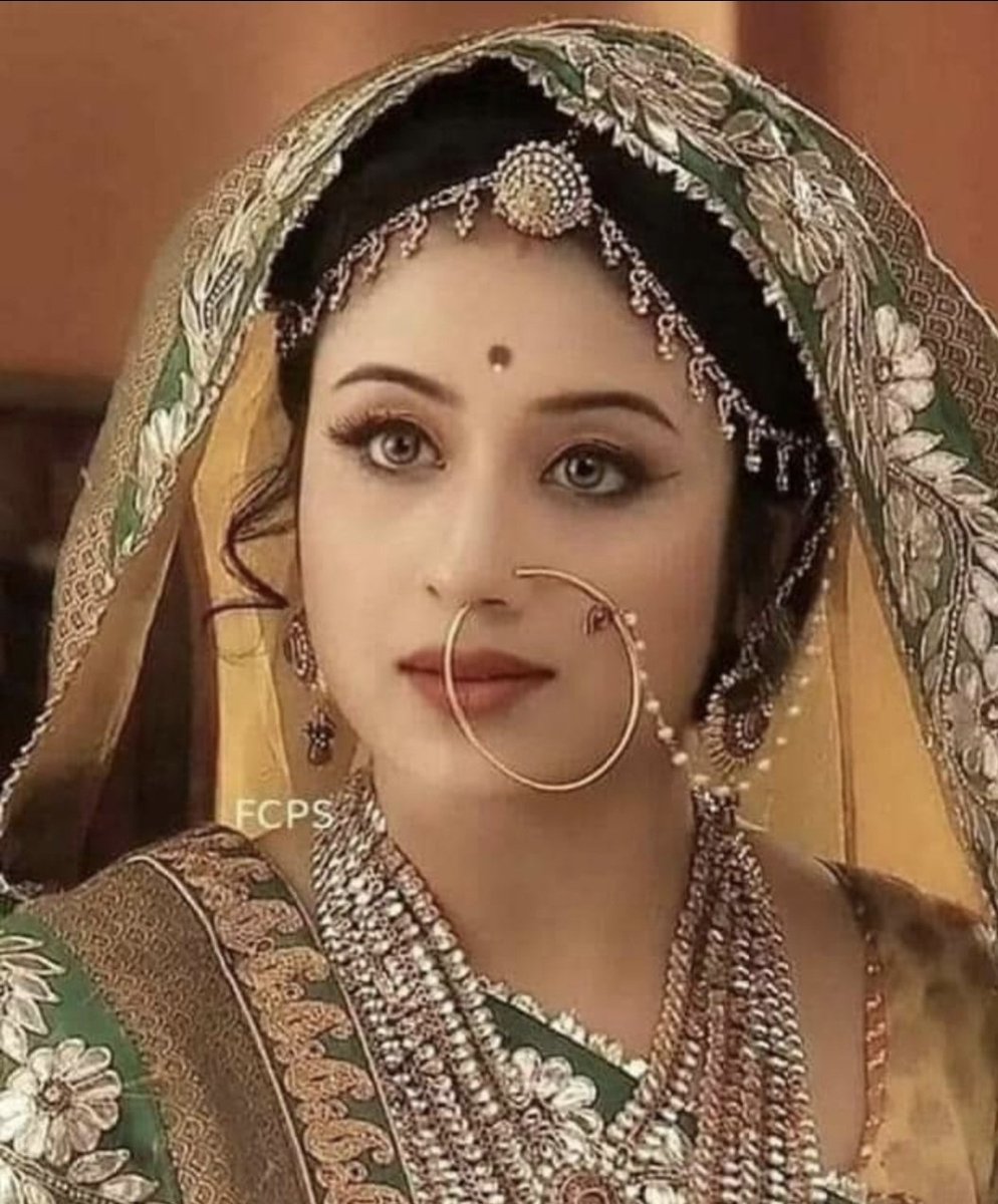 मेरी आदत थी कि जब भी मैं किसी के घर काम करने जाती तो सबसे पहले अपना दुपट्टा उतारकर टाँग देती,फिर काम शुरू करती।

पिछले एक हफ्ते से नया घर पकड़ा है। घर में कुल जमा चार सदस्य हैं। आँटी, अंकल और उनके दो बेटे। वह देर से बुलाती हैं और ज़्यादा काम भी नही होता इसीलिए सब जगह से काम