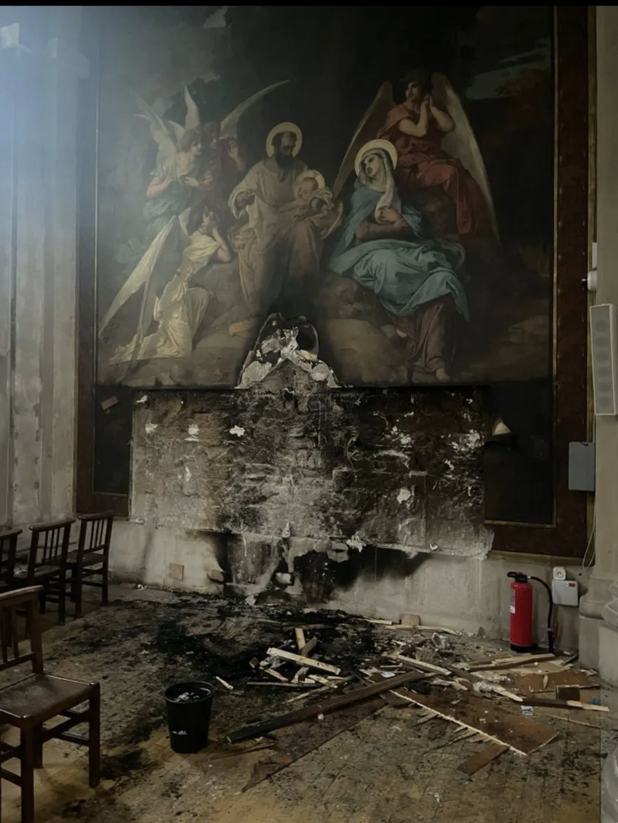 🔥 Un nouvel incendie, cette fois-ci d’origine criminelle, s’est déclaré ce jeudi 24 juillet 2025 aux alentours de 16h50 en l’église Notre-Dame-des-Champs, située au 91 boulevard du Montparnasse, dans le 6e arrondissement de Paris. 

C'est la deuxième fois que l'édifice religieux