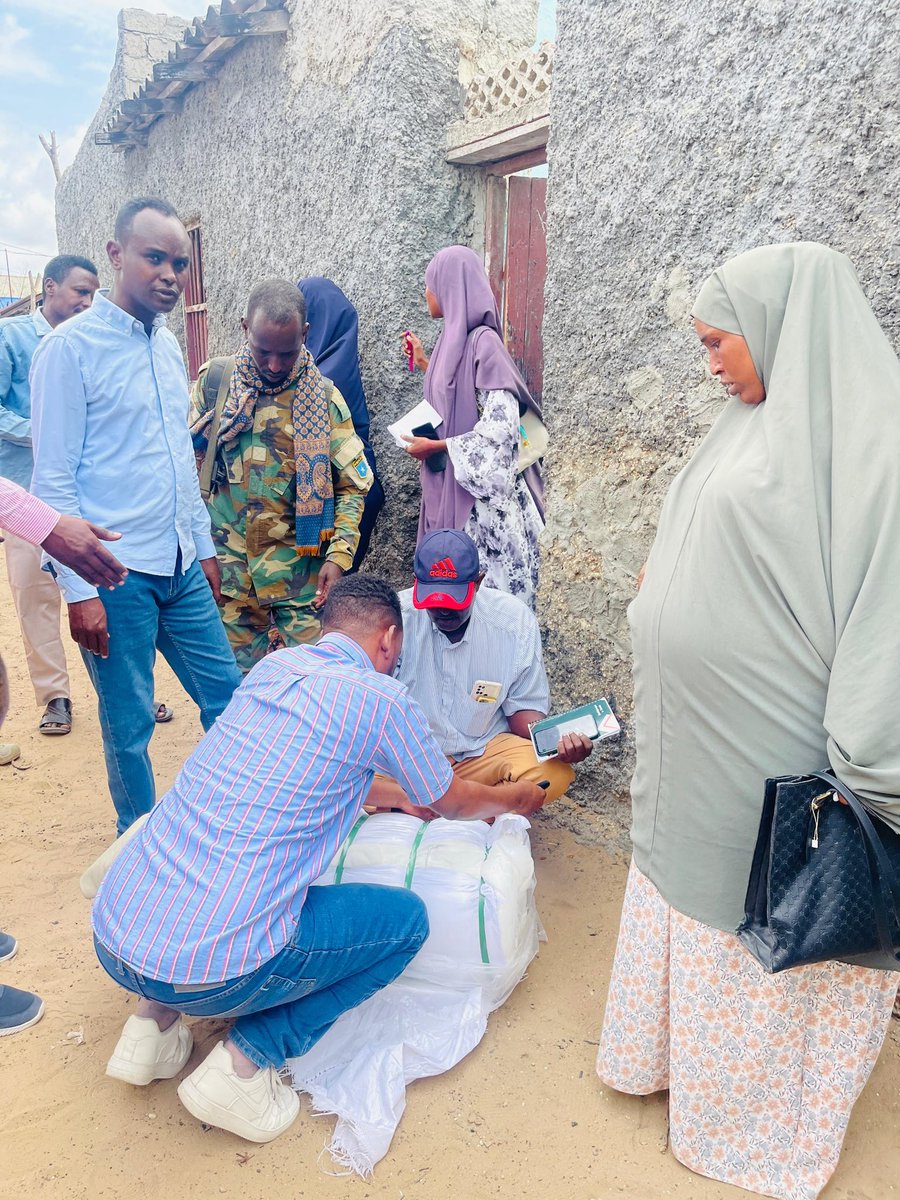 newwaysorg's tweet photo. This week, New Ways started the first phase of Long-Lasting Insecticidal Nets (LLINs) distributions across many parts of Lower Shabelle and Southwest State. Mosquito nets are a defensive tool in fighting malaria. We thank our staff and community leaders for coordinating with us. https://t.co/hpU8MtwAAs