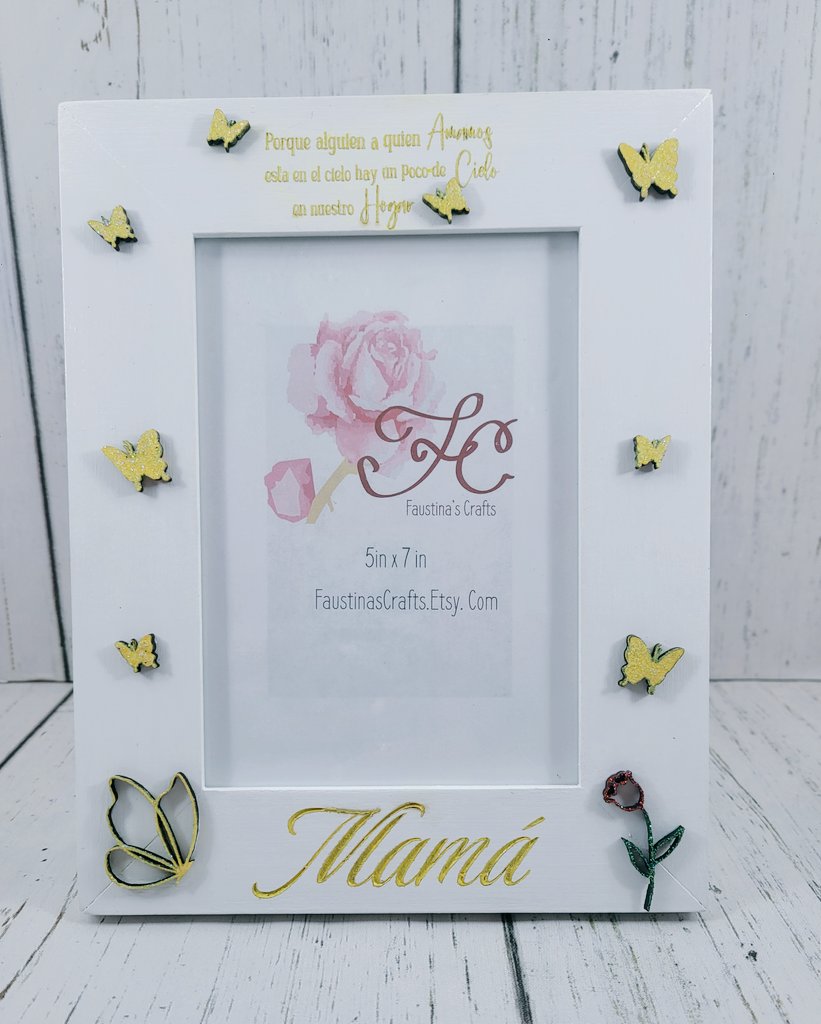 FaustinasCrafts's tweet photo. 🌼✨ Honor the ones we love, always close to our hearts ✨🌼

#MemorialFrame #PersonalizedGift #AbuelaMamá #SpanishQuoteGift #ButterflyFrame #HandmadeWithLove #DíaDeLasMadres #EtsyFinds #LatinaMoms #RecuerdoEspecial #HechoAMano #FaustinasCrafts https://t.co/nlo9s473ED