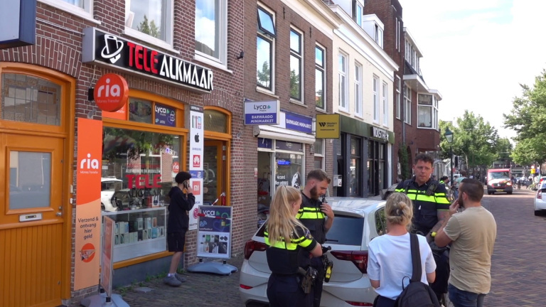 Tele Alkmaar weer open na mislukte overval; politie deelt signalement voortvluchtige dader: Een dagje helpen in de winkel van zijn vader draaide voor de 14-jarige Anas uit op een ochtend die hij zijn leven lang niet zal vergeten. Toen hij aankwam bij de… dlvr.it/TM6VSS