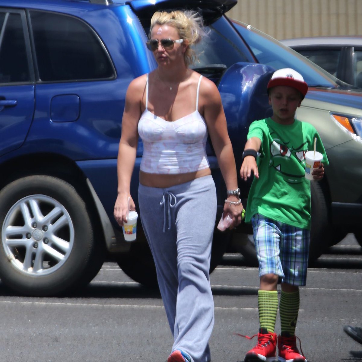 singularbritney's tweet image. 10 years ago today, Britney Spears shopping with her kids in Maui, Hawaii.
#BritneySpears