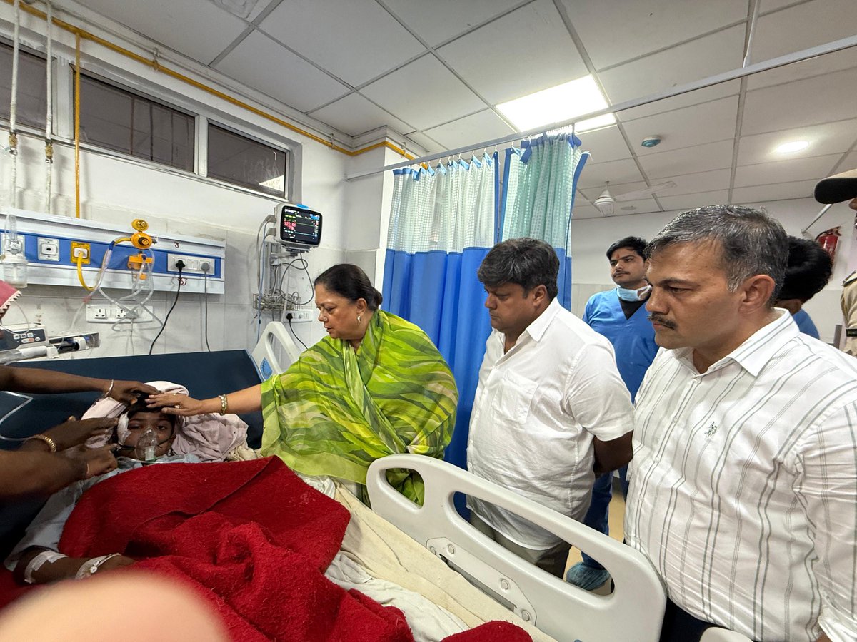 sandeeppurohit's tweet image. पीपलोदी, मनोहरथाना के स्कूल भवन के हादसे में घायल हुए बच्चों का हालचाल जानने के लिए पूर्व मुख्यमंत्री वसुंधरा राजे और दुष्यंत सिंह दिल्ली से झालावाड़ पहुँचे।
@VasundharaBJP @DushyantDholpur