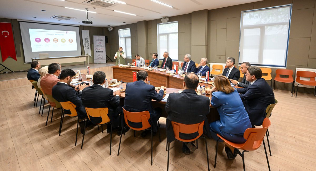 yilmaztunc's tweet image. Güçlü aile, güçlü toplum demektir.

Gaziantep Büyükşehir Belediyemiz tarafından hayata geçirilen Aile Akademisi kapsamında yürütülen eğitim ve danışmanlık hizmetlerini yerinde inceledik.

2025 Aile Yılı’nda, ailenin korunmasına ve toplumsal dayanışmaya katkı sunan bu kıymetli…