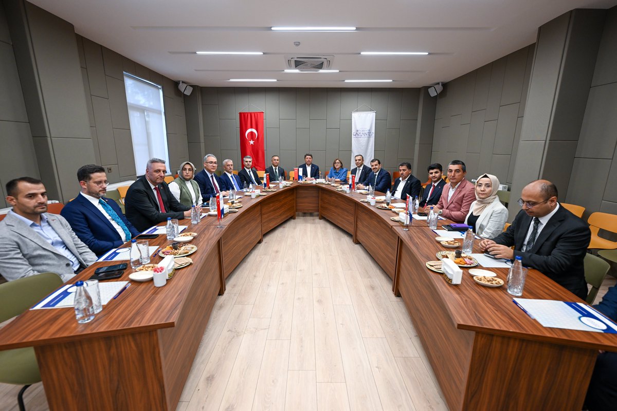 yilmaztunc's tweet image. Güçlü aile, güçlü toplum demektir.

Gaziantep Büyükşehir Belediyemiz tarafından hayata geçirilen Aile Akademisi kapsamında yürütülen eğitim ve danışmanlık hizmetlerini yerinde inceledik.

2025 Aile Yılı’nda, ailenin korunmasına ve toplumsal dayanışmaya katkı sunan bu kıymetli…