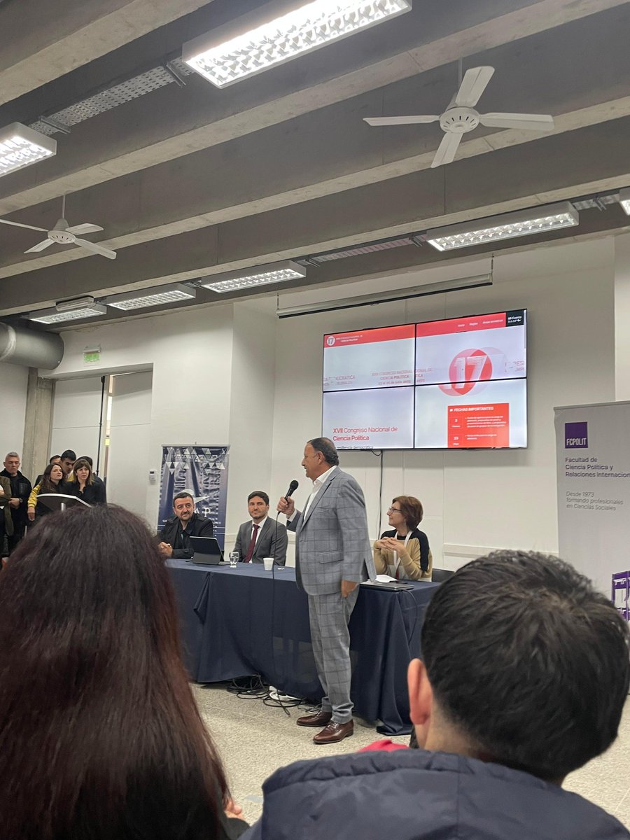 EmaStreetP's tweet image. Aquí en la Universidad de Rosario, escuchando al gobernador de La Rioja, Ricardo Quintela. Atrás Pullaro, que se escapó de la convención constituyente. Seguimos atentamente los acontecimientos.