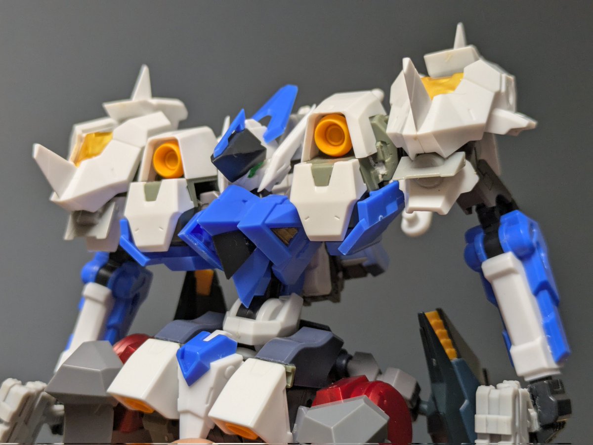 indi_matsu's tweet image. 【悲報】肩ブロックとして使っていた組済ジャンクのバーゼのパーツ、めちゃめちゃに接着されていたためにバラせない模様
せっかくいい感じに纏まってたのに一旦分解かな……