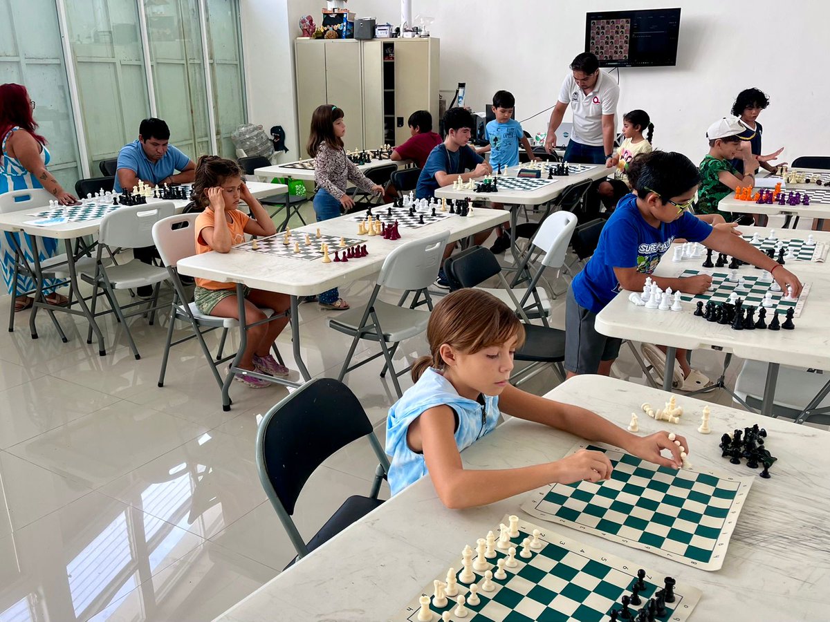 ¡Las clases de #ajedrez para principiantes ya comenzaron en el Planetario! ♟️Y aún puedes unirte…
Estas sesiones de 2 horas son ideales para niños y jóvenes para desarrollar la concentración y el pensamiento crítico de forma divertida.
📍Jueves 4 PM y Sábados 2 PM

Te esperamos!