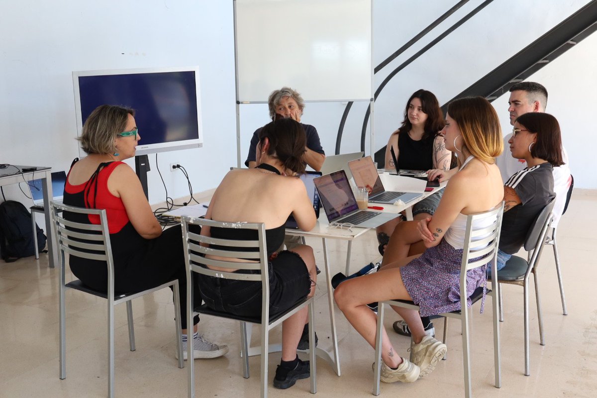 MostraFront's tweet photo. Avui som al cor del Delta de l'Ebre, en la primera edició del #FrontLab de la @mostrafront, un laboratori de guió per a curtmetratges en llengua catalana, impartit per l'Albert Plans i l' @abofarull, i amb la col·laboració de @centreartlopati d'Amposta. https://t.co/WhxCJI2our
