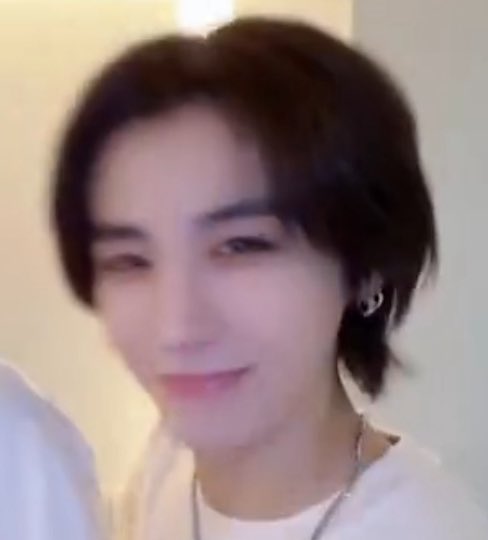 myungfourz's tweet image. taking screenshots of leehan is so fun bc you'll get pics like these 😭😭
