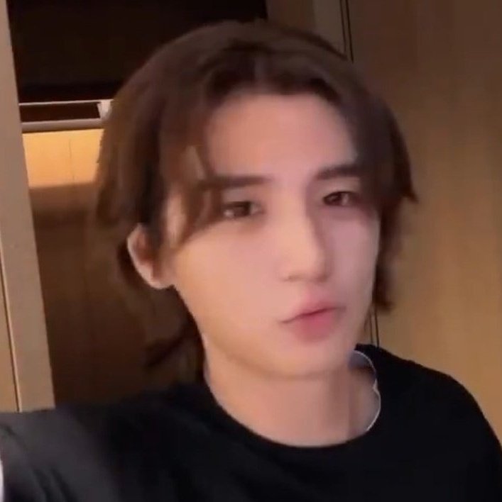 myungfourz's tweet image. taking screenshots of leehan is so fun bc you'll get pics like these 😭😭