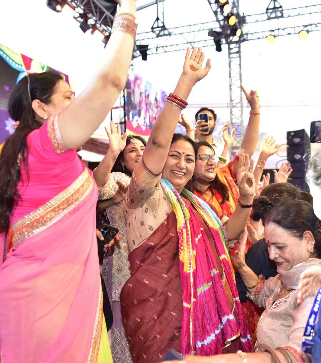 PrashantSoniNBT's tweet image. मुख्यमंत्री @gupta_rekha ने दिल्ली हाट, पीतमपुरा में दिल्ली सरकार द्वारा आयोजित तीन दिवसीय तीज महोत्सव का शुभारंभ किया। सीएम ने महिलाओं को तीज की शुभकामनाएं देते हुए त्योहार की खुशियां बांटी। इस अवसर पर दिल्ली सरकार के पर्यटन मंत्री @KapilMishra_IND भी मौजूद रहे।
@NBTDilli