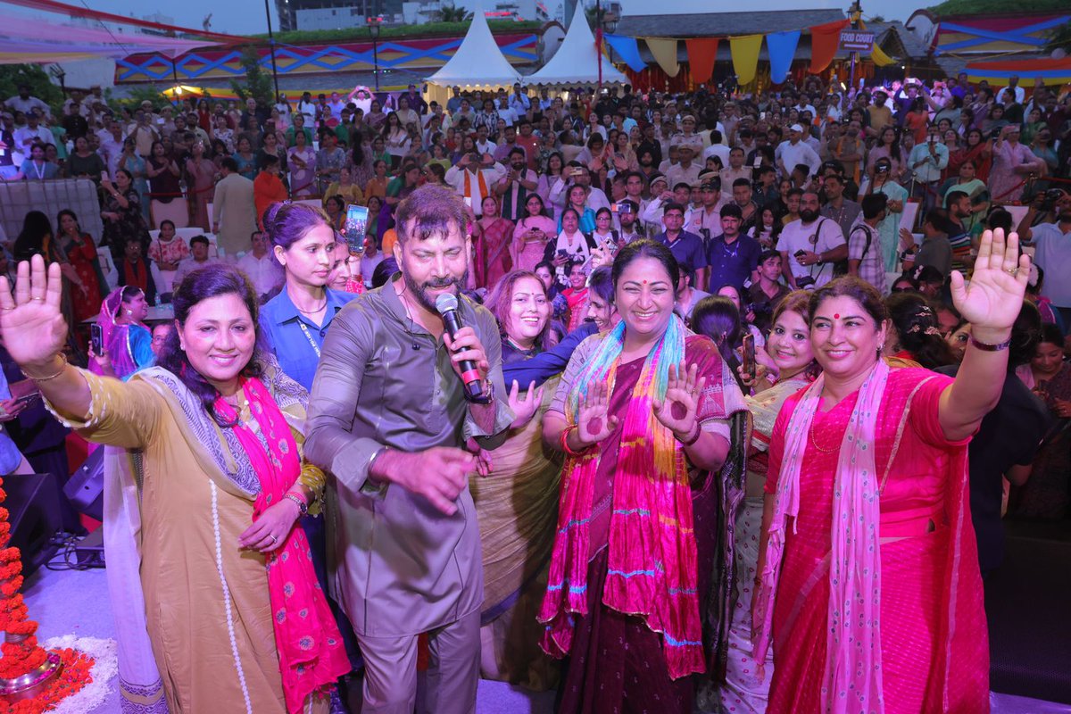 PrashantSoniNBT's tweet image. मुख्यमंत्री @gupta_rekha ने दिल्ली हाट, पीतमपुरा में दिल्ली सरकार द्वारा आयोजित तीन दिवसीय तीज महोत्सव का शुभारंभ किया। सीएम ने महिलाओं को तीज की शुभकामनाएं देते हुए त्योहार की खुशियां बांटी। इस अवसर पर दिल्ली सरकार के पर्यटन मंत्री @KapilMishra_IND भी मौजूद रहे।
@NBTDilli