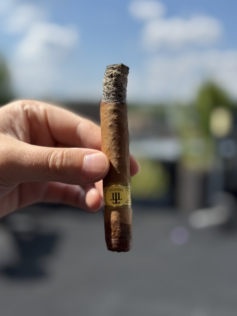 Trinidad Coloniales была первой сигарой вечера XV Habanos Day в Санкт-Петербурге. Аромат насыщенный. Начало мягкое, немного сладковатое. Вторая треть богаче, нотки ореха, специй. Завершение  ярче, начинают преобладать землистые и кофейные оттенки, но сигара остается мягкой.