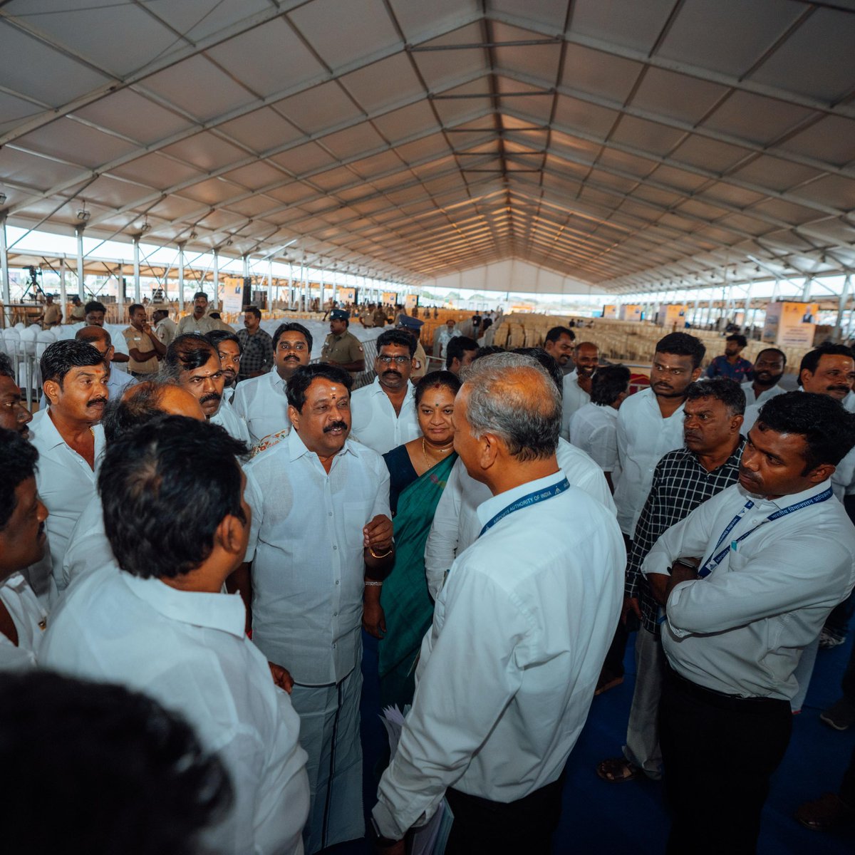 NainarBJP's tweet image. மாண்புமிகு பாரத பிரதமர் திரு.@Narendramodi அவர்கள் புதுப்பிக்கப்பட்ட தூத்துக்குடி விமான நிலையத்தின் புதிய டெர்மினல் கட்டிடத்தை திறந்து வைக்க நாளை வருகை தருகிறார். இதையொட்டி, திறப்பு விழாவுக்கான ஏற்பாடுகள் குறித்து ஆய்வு செய்தேன். மேலும், பாதுகாப்பு ஏற்பாடுகள் குறித்து காவல்துறை…