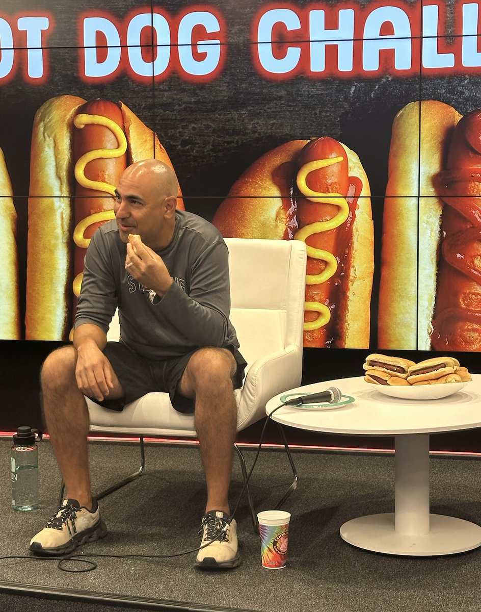 bobbybonesshow's tweet image. WE'RE LIVE... @ProducerEddie is eating hot dogs!!!!
youtube.com/live/hYtQfqPMF…