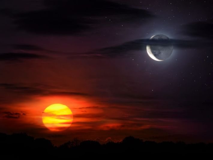 ‌لا احد يشعر بأحد , ها هي الشمس تحترق من أجلنا ونحن نتغزل بالقمر .