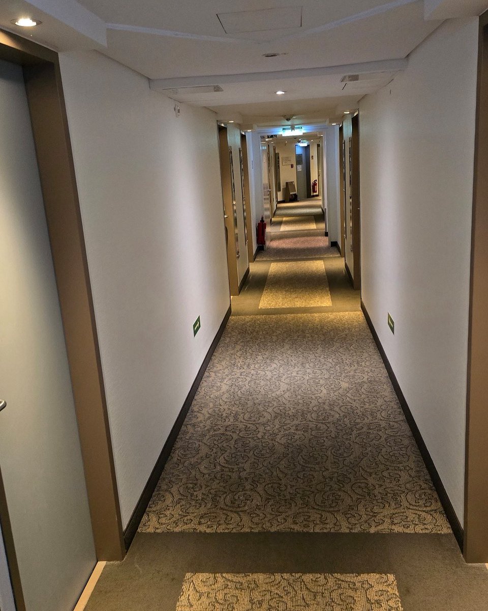 berlinscochise's tweet image. Gastbeitrag von @maurusrunge für #Hotelflure dieser Welt. Heute, das Lindner Hotel Düsseldorf Airport, Düsseldorf.