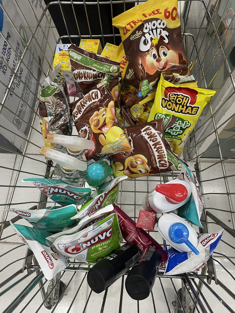 plukcemplukpluk's tweet image. dar der dor sbnrnyah ak mauk belanja sendiri tapi nanti bayar sendiri,,,,💔💔💔💔💔 mending sama mamah🤤