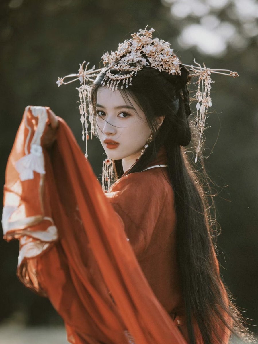 yngjishn722101's tweet image. 衣袂翻飞处 满屏朱砂痣|教科书级古风张力
金步摇碎斜阳 红袖卷起三秋|一眼万年系列
🌺霓裳色谱·第21期
今日解锁 ➡️【朱颜酡】の东方美学