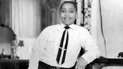 DavidDTSS's tweet image. Emmett Till would have been 84 today. My dad is 84. I think about the many branches of a family tree that isn’t allowed to exist as a result of lynchings.
I’m also reminded of how signs memorializing him have to be taken down because the worst people keep shooting them