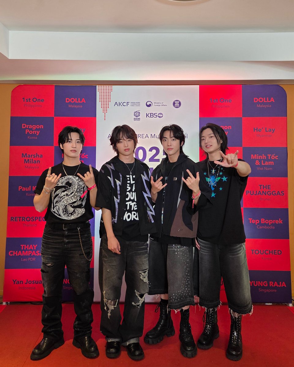 DragonPony_'s tweet image. Dragon Pony (λλκ³€ν¬λ) in &lt;ASEANβ’Korea Music Festival 2025 ROUND in Malaysia&gt;
λ§λ μ΄μμμμ λ§λ ν¬μ©μ΄ μ¬λ¬λΆ λ°κ°μ μ΅λλ€π€
πΌSET LIST
01. WasteΒ
02. μ΄νμ¬ (To. Nosy Boy)
03. Not Out
04. λͺ¨μ€λΆνΈ
05. POP UPΒ
#DragonPony #λλκ³€ν¬λ
#ROUNDfestivalβ¦