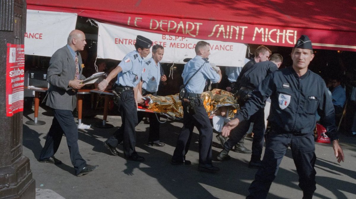 GFarde's tweet image. 25 juillet 1995. Cette photographie a trente ans jour pour jour et presque heure pour heure.
À 17 heures, une bombe dissimulée dans la sixième voiture d’une rame du RER B explose alors que le train est à quai à Saint-Michel – Notre-Dame, en plein cœur de Paris. Le bilan est…