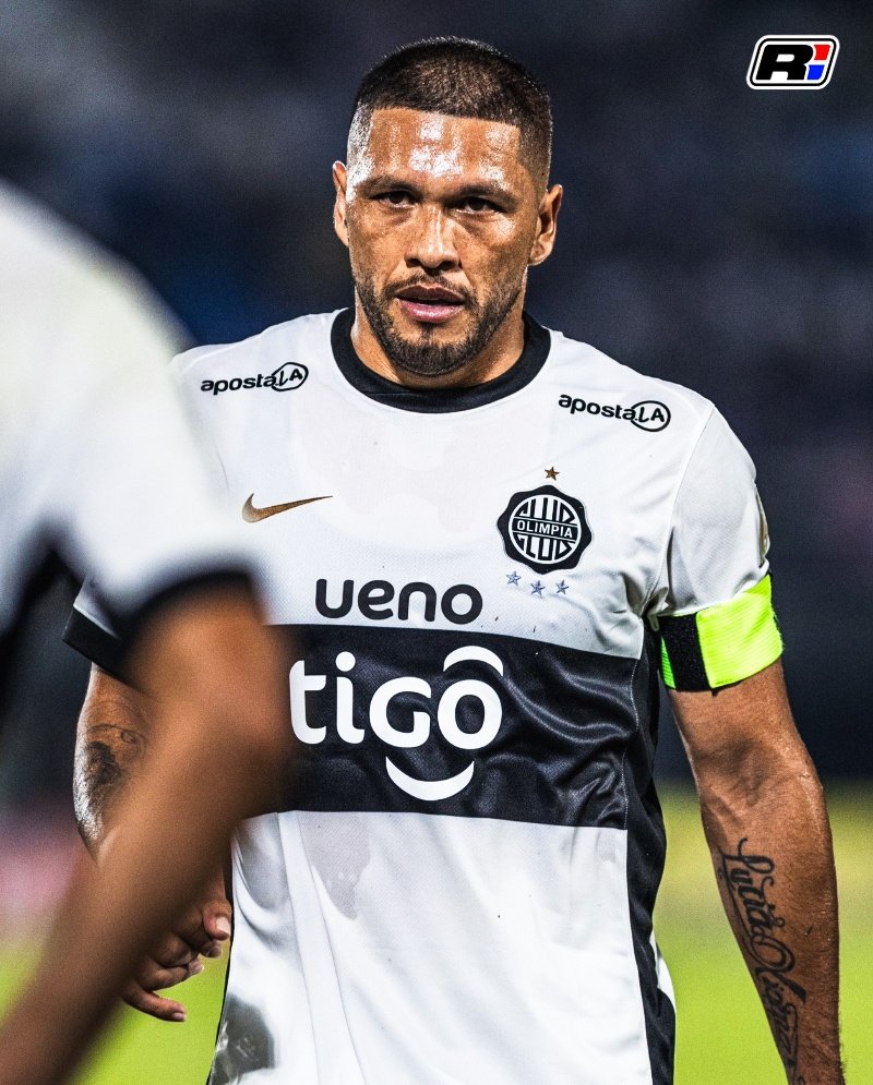 Ramirofutbolpy's tweet image. ⚪️⚫️"Me rompen los hue$*s. Me jode que le falten respeto, es una leyenda que ganó 11 títulos. Richard para nosotros es el alma y el corazón, cuando tenemos problemas para pagar el salario al staff, él paga de su bolsillo".
– Palabras de Rodrigo Nogués, presidente del club…