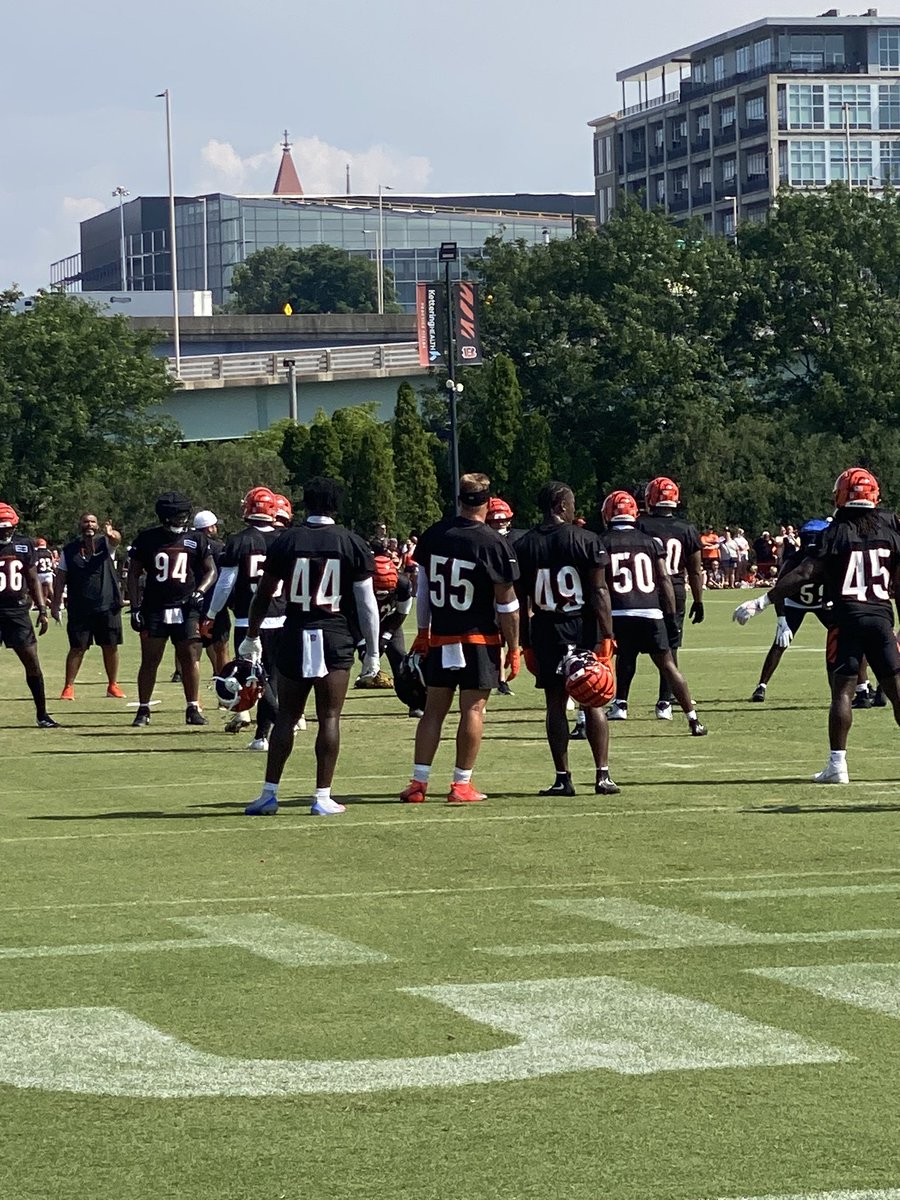jaron_may's tweet image. Rookie LB’s Demetrius Knight and Barrett Carter spending considerable time with Logan Wilson on the sidelines between reps.
A lot of pointing and reenacting from Wilson.
@WLWT