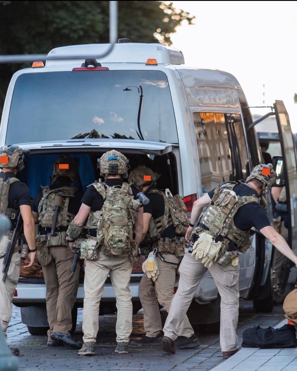 uncle_fury's tweet image. 10th SFG Green Berets of the Critical Threats Advisory Company PSD Former President Biden during the Poland Summit in 2023