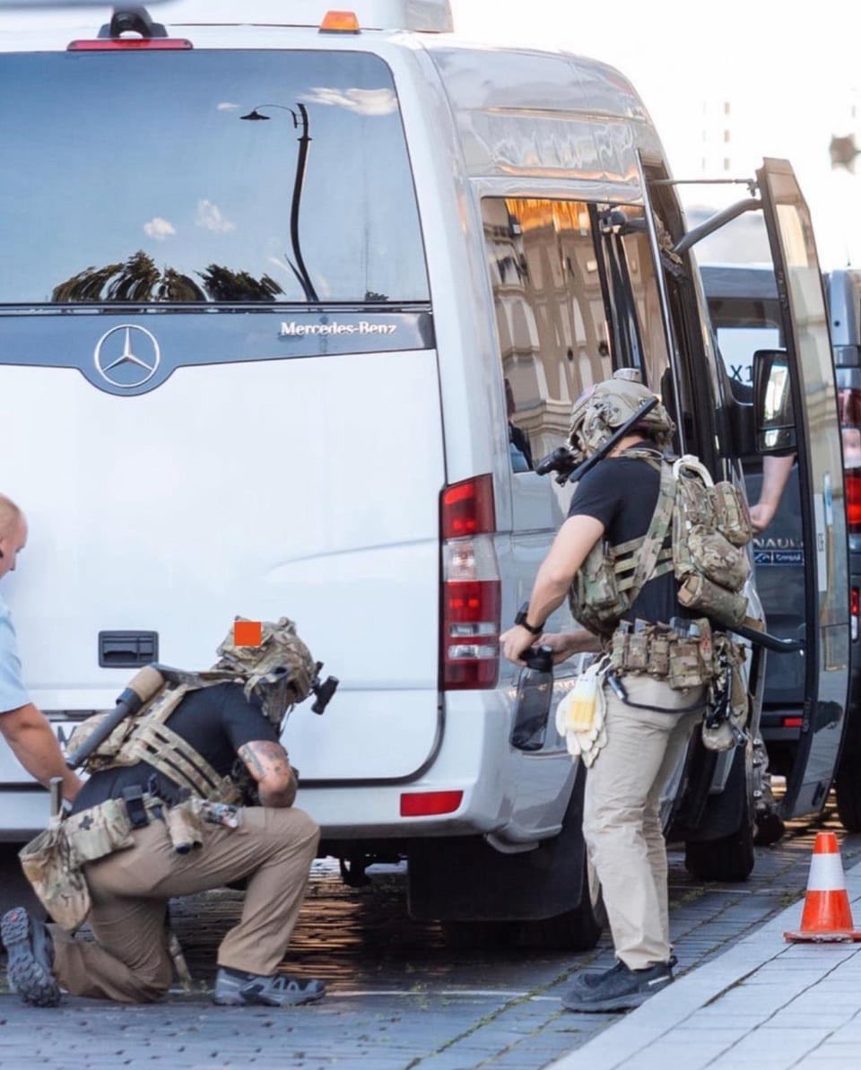 uncle_fury's tweet image. 10th SFG Green Berets of the Critical Threats Advisory Company PSD Former President Biden during the Poland Summit in 2023