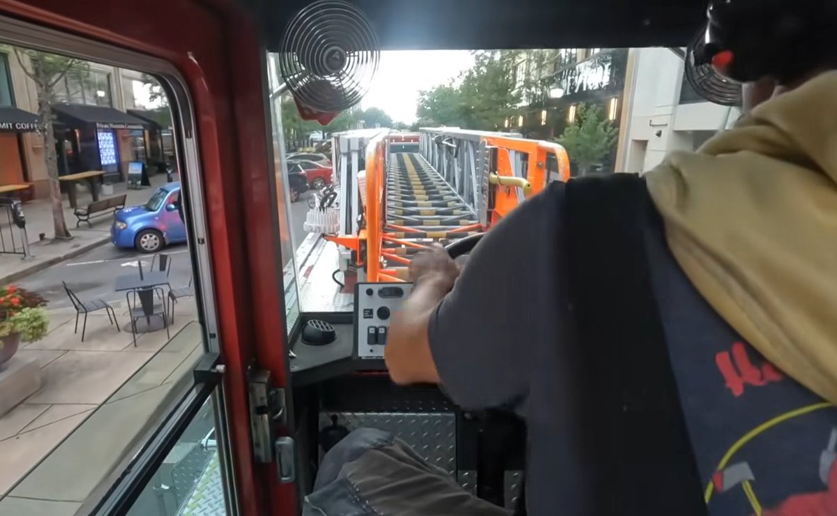 FireApparatus1's tweet image. WATCH | Asheville (NC) FD Tiller Maneuvers Tight Corners
ow.ly/wIeC50WvkwK